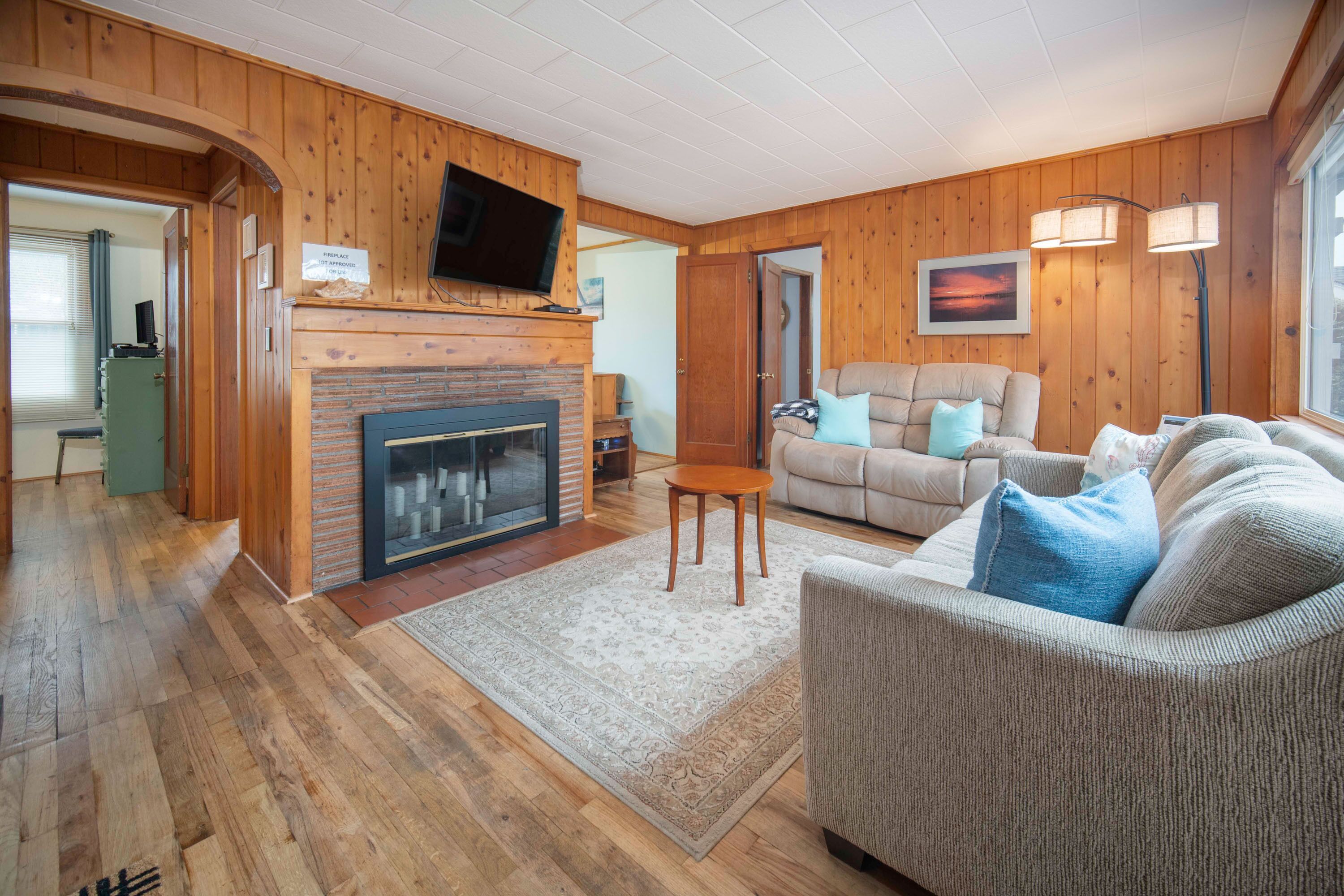 Pet Friendly Home, Deck, Fenced Yard, Only 2 Blocks to Beach and Promenade