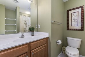 Ensemble baignoire-douche, serviettes fournies