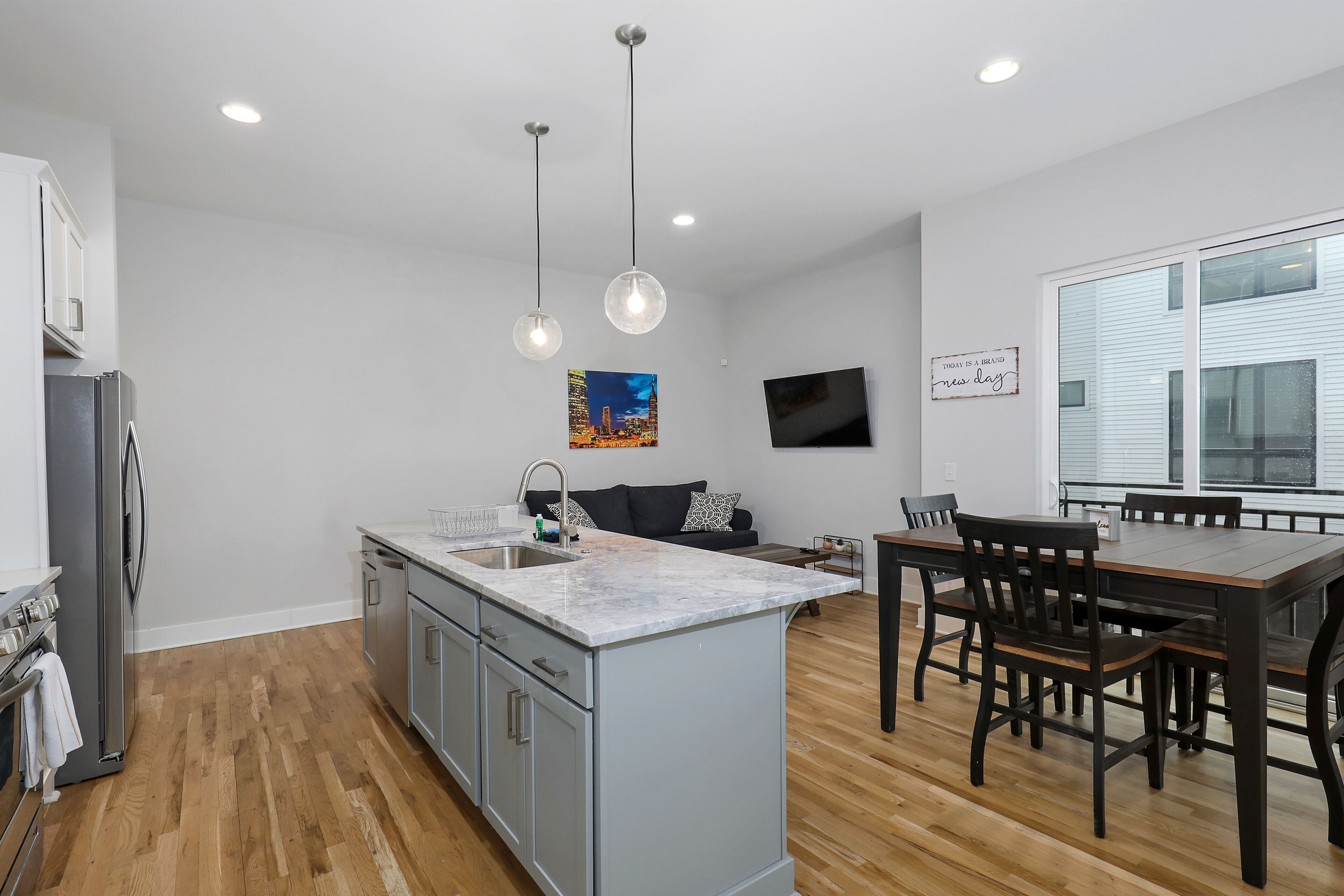 Modern getaway near downtown w/ high-speed WiFi, rooftop terrace & full kitchen