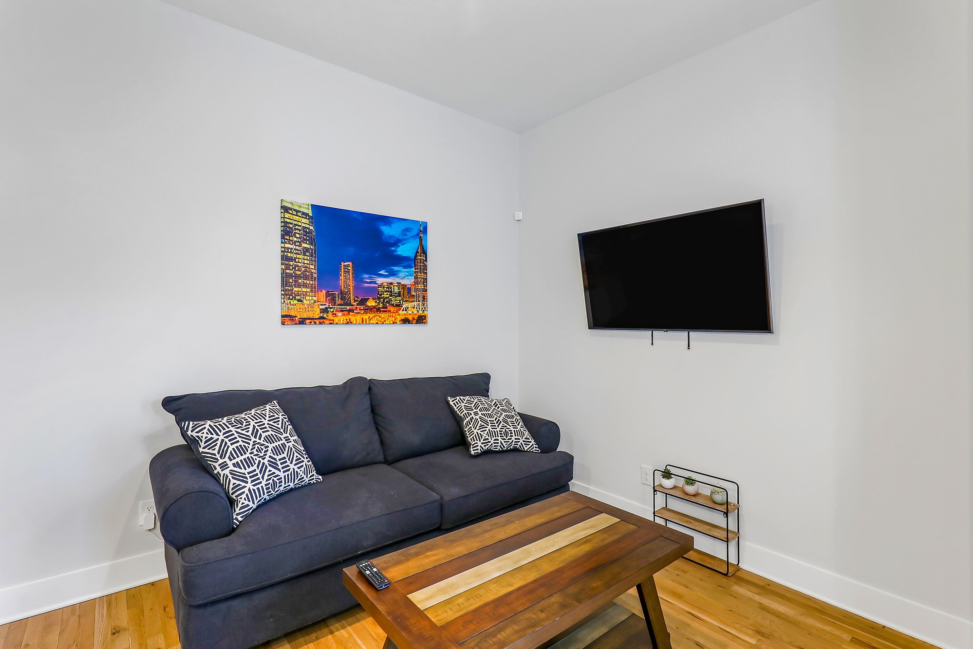 Modern getaway near downtown w/ high-speed WiFi, rooftop terrace & full kitchen