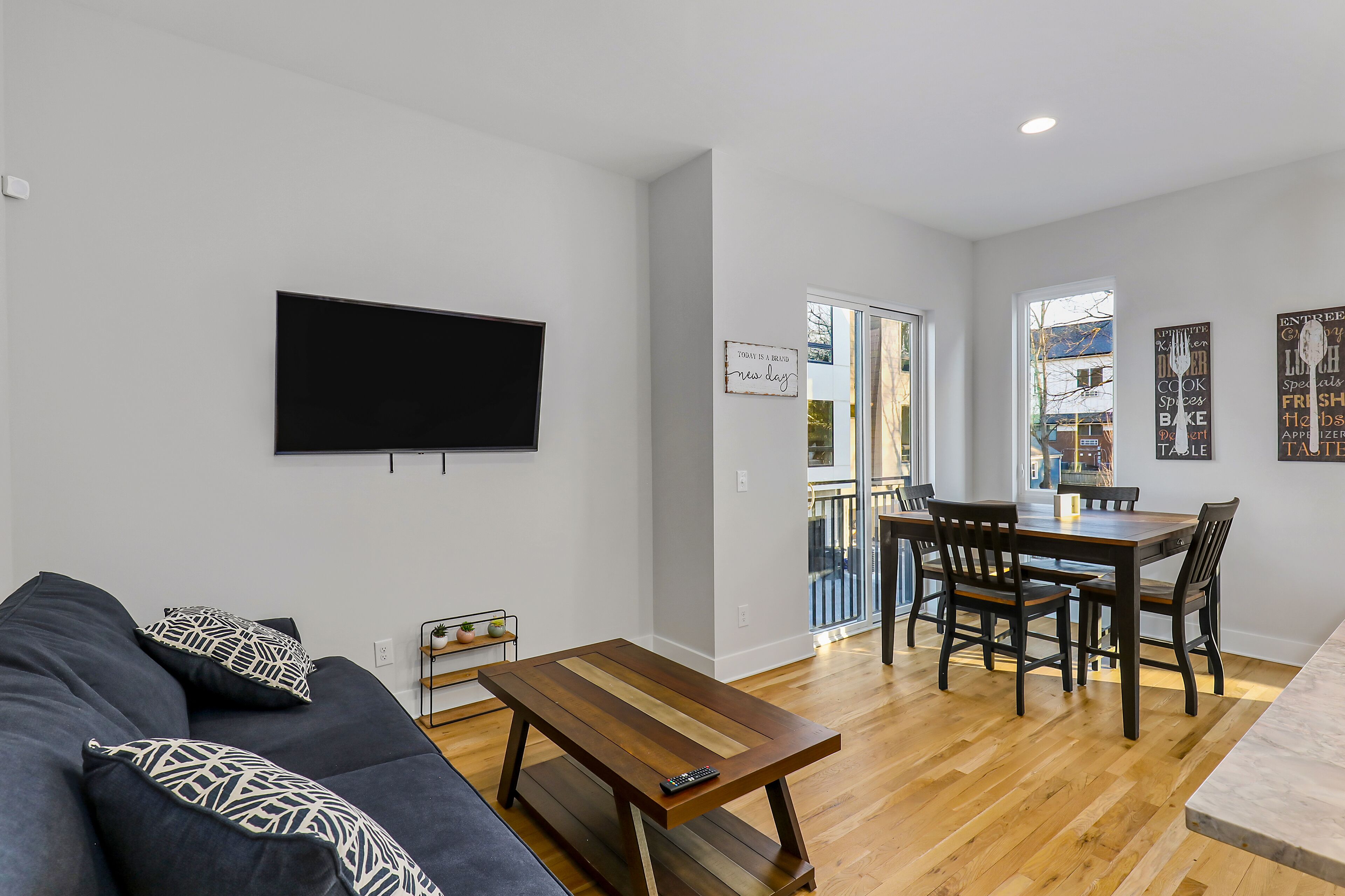 Modern getaway near downtown w/ high-speed WiFi, rooftop terrace & full kitchen