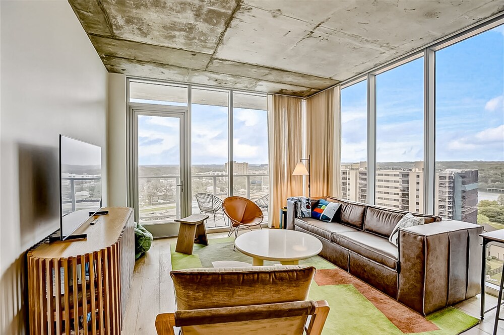 Brand new corner condo with scenic lake-view balcony - rooftop pool & gym