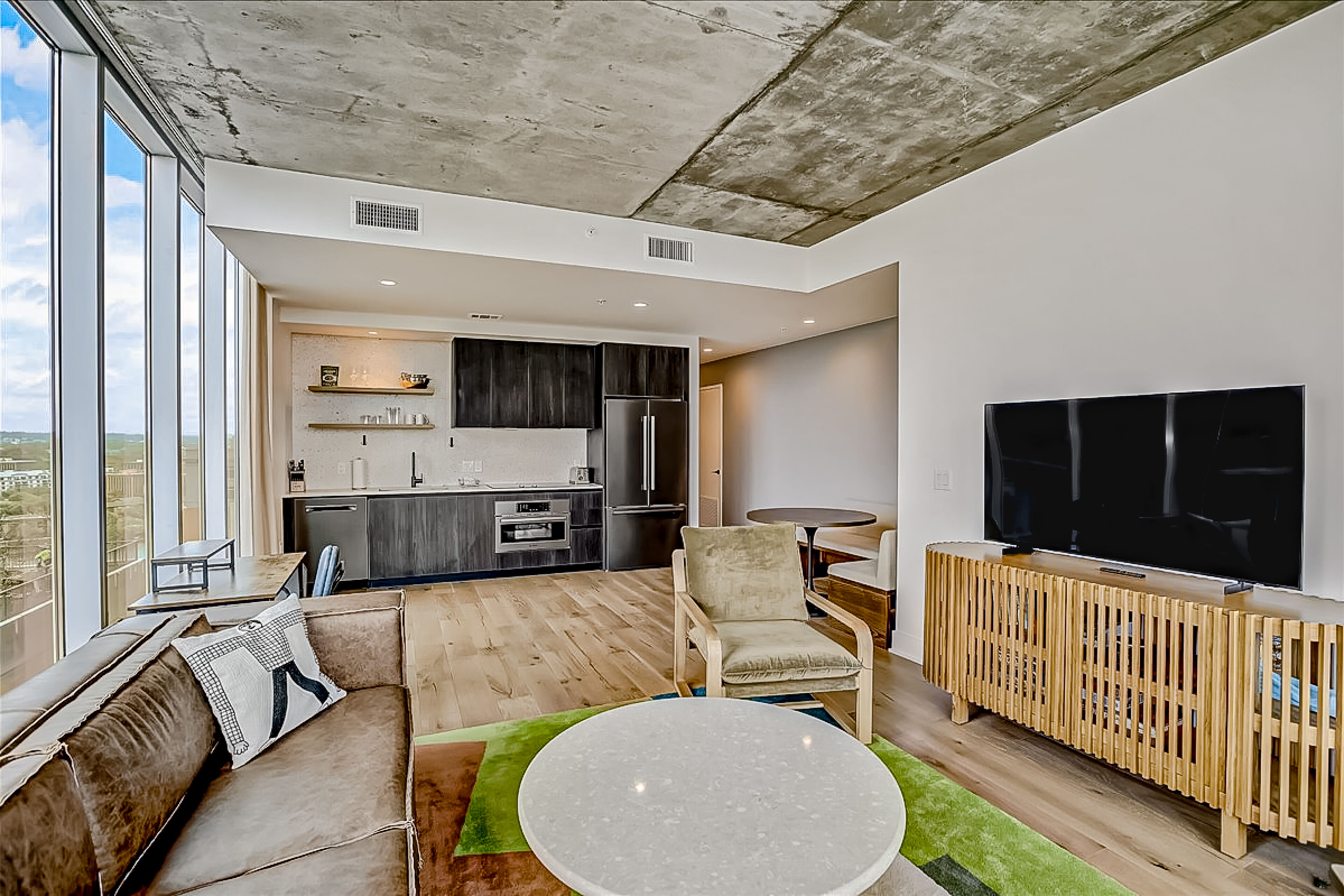 Brand new corner condo with scenic lake-view balcony - rooftop pool & gym