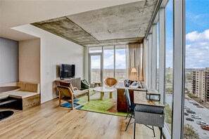 TV, mesa de pingue-pongue, livros