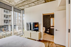 1 bedroom, iron/ironing board, WiFi, bed sheets - Natiivo corner condo with scenic lake-view balcony - rooftop pool & gym (Austin)