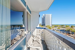 Quarto casal, 2 camas de casal, para não fumantes, vista para o oceano | Terraço/pátio