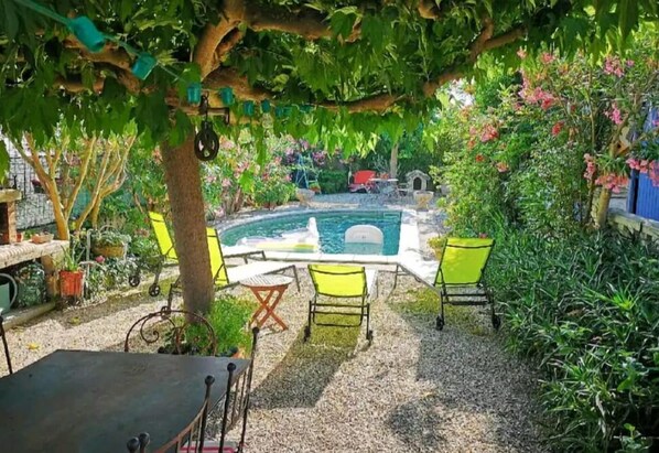 Outdoor dining - Villa with pool (Mollégès)