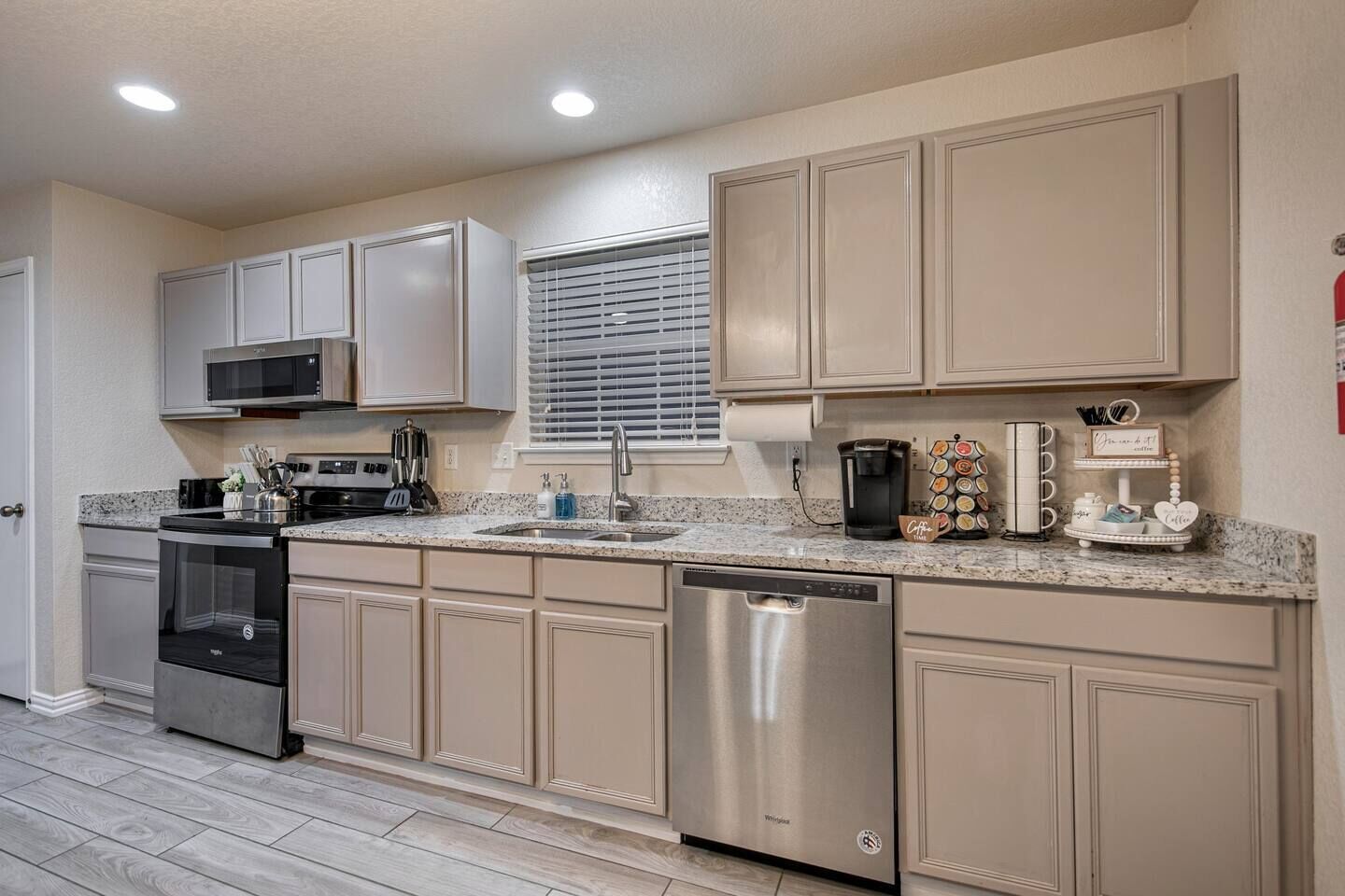 Big home+Hot Tub+Massage Chair+Firepit by SixFlags