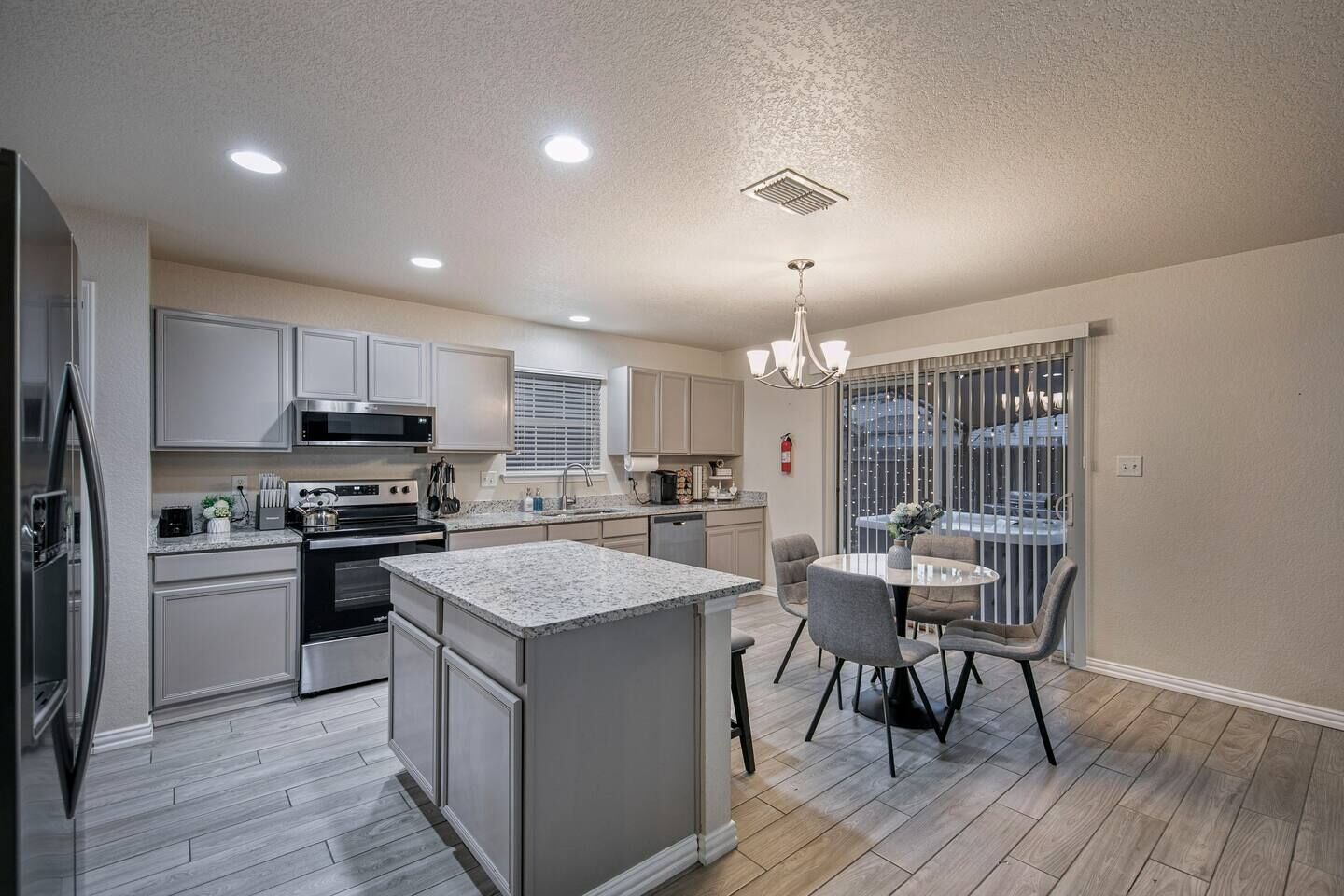 Big home+Hot Tub+Massage Chair+Firepit by SixFlags