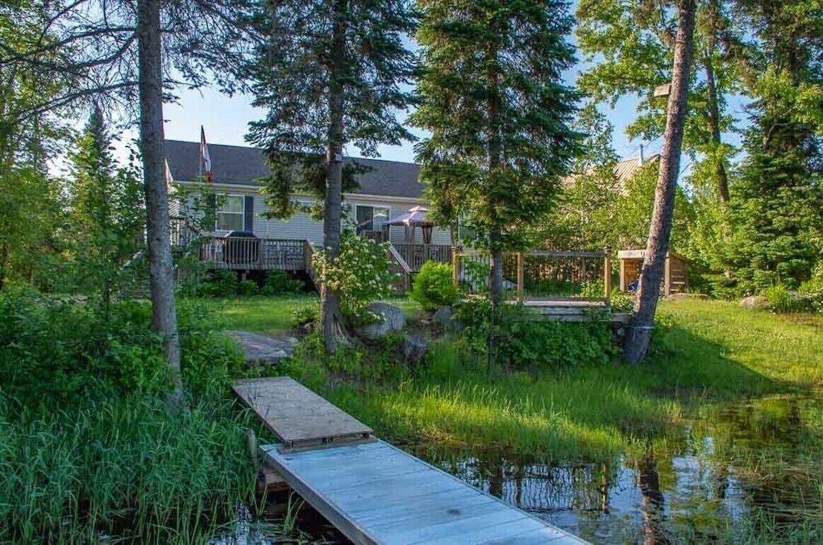 Moonlight - 3BR Pet-Friendly Cottage w/ Kayaks, BBQ, Firepit, Bocce Ball