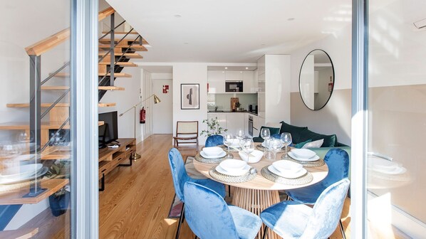 Dining - Bright 3BR Flat w/ AC in City Center by LovelyStay (Porto)