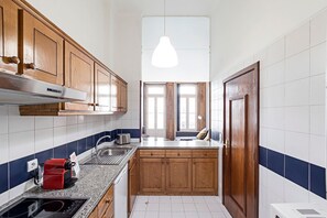 Fridge, microwave, stovetop, coffee/tea maker - Wine Apartments I - Ribeira 1BR by LovelyStay (Porto)