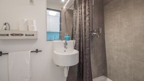 Haartrockner, Handtücher, Toilettenpapier