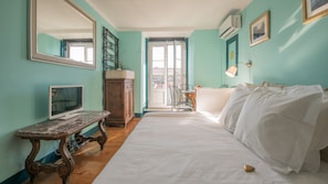 Tabla de planchar con plancha, wifi gratis y ropa de cama
