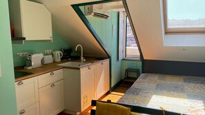 Iron/ironing board, free WiFi, bed sheets
