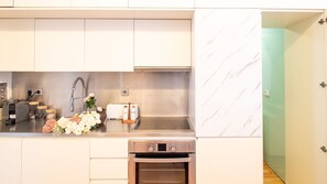 Fridge, microwave, oven, stovetop - Luxurious Townhome w/ River View by LovelyStay (Porto)