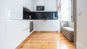 Kühlschrank, Mikrowelle, Ofen, Herdplatte