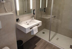Ducha, cabezal de ducha tipo lluvia, secador de pelo, toallas