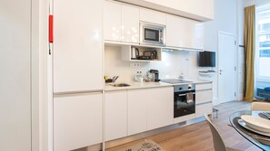 Réfrigérateur, four à micro-ondes, un four, surface de cuisson