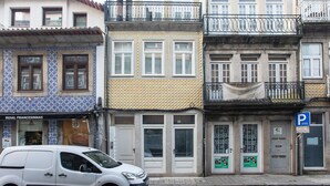 Una hilera de edificios con estilos arquitectónicos diferentes, incluyendo una tienda con un letrero que dice 