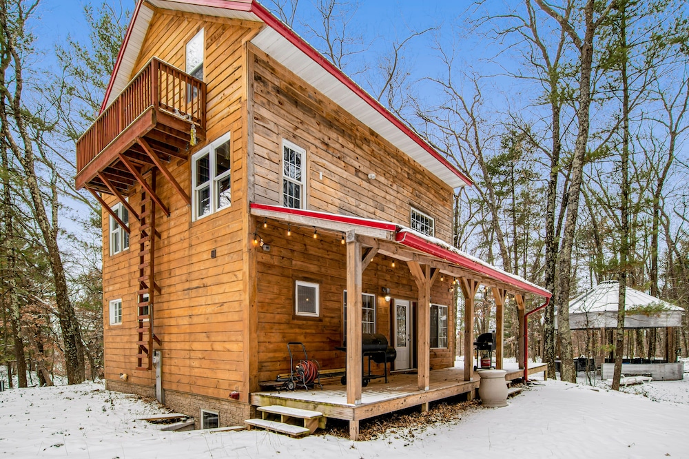 Spacious dog-friendly home with high-speed WiFi, large firepit, & theater room