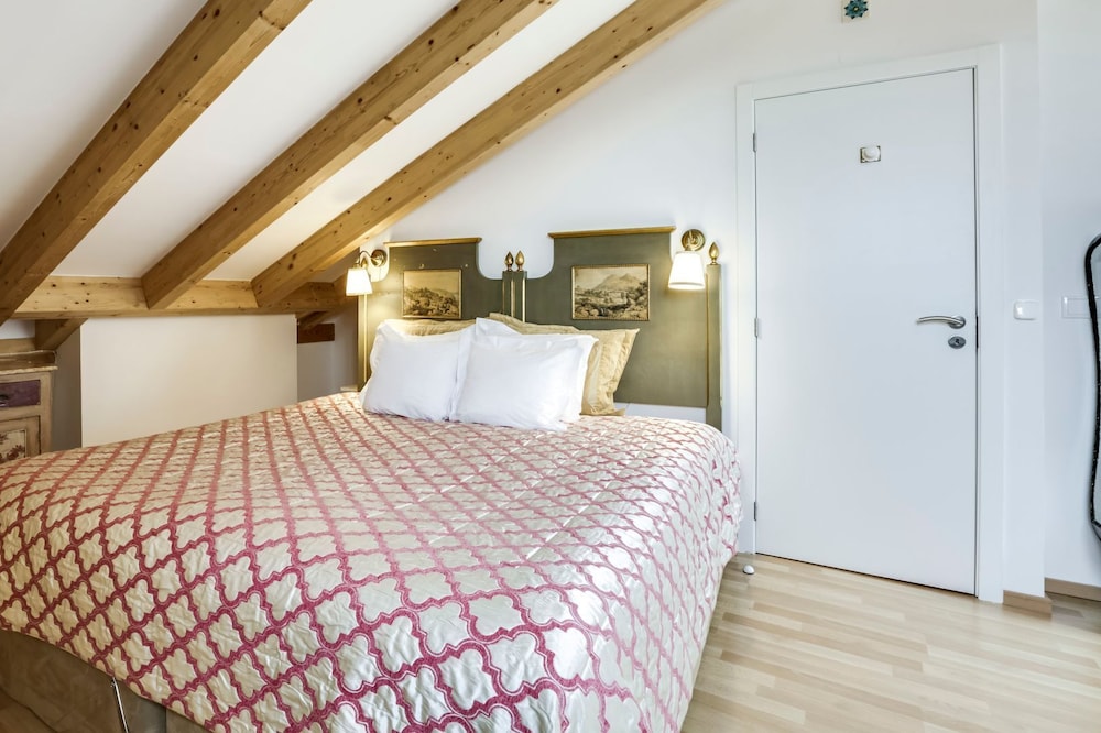 LUXa Charm House | Room 10 | Self Check-in Online