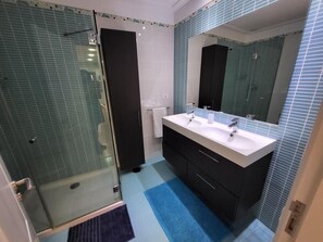 Shower, hair dryer, towels