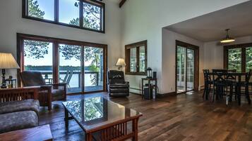 Een televisie en een open haard