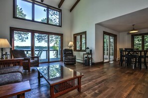 Een televisie en een open haard