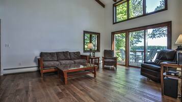 Een televisie en een open haard