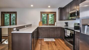 Een kookplaat, een vaatwasser