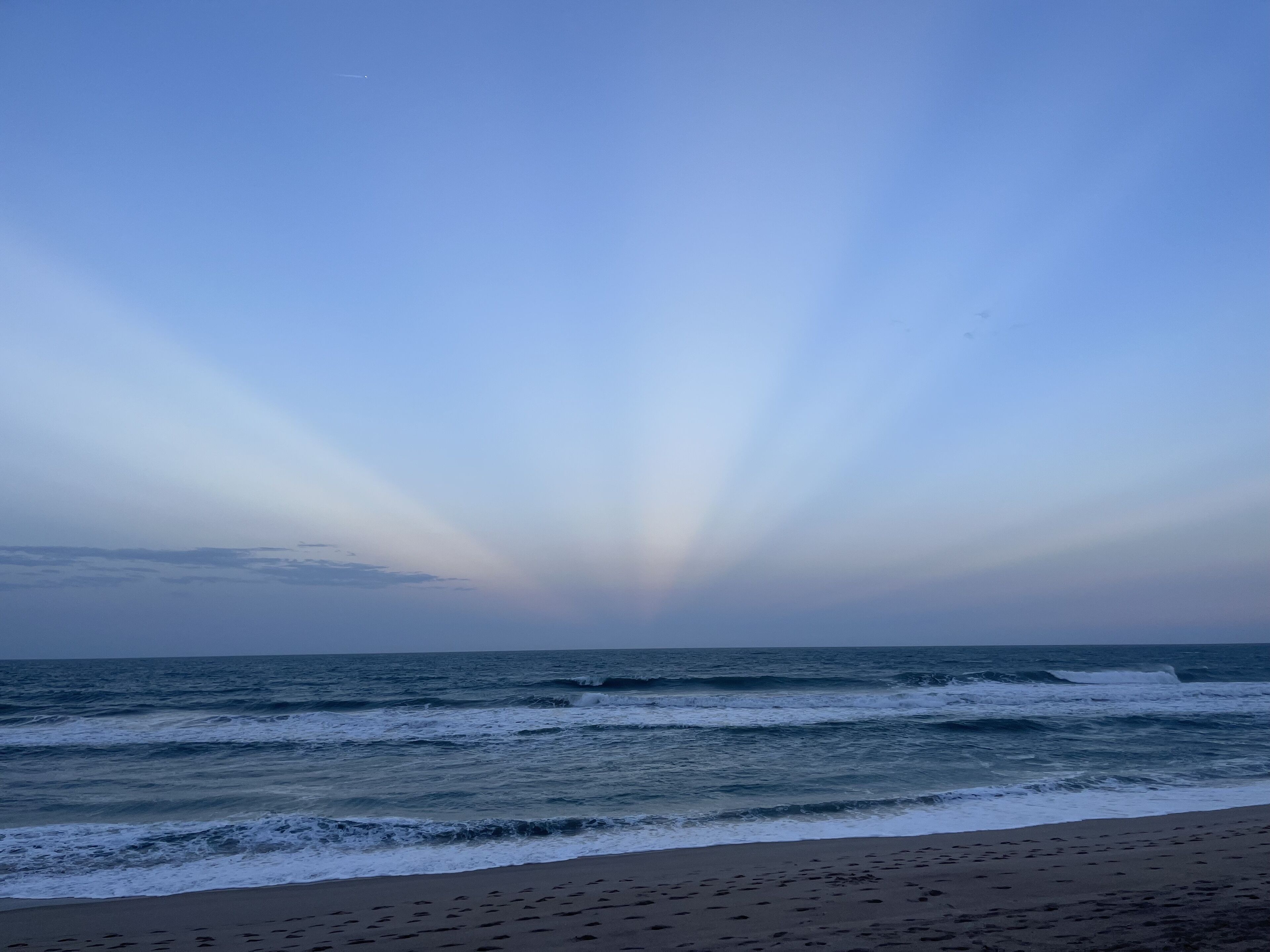 Una playa con olas y cielo despejado.