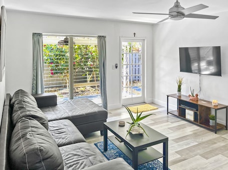 Smart TV. 2 Bedroom Tropical & Cozy Home Near Beach: Private, Yard, Parking