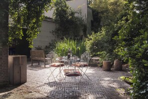 Outdoor dining - Studio in Canal Villa in the Old Centre Schiedam (Schiedam)