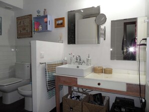 Doccia, asciugacapelli, bidet, asciugamani