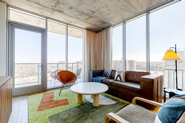 TV, ping pong, books - 13th floor corner condo, lake-view balcony, rooftop pool & gym, dog-friendly (Austin)