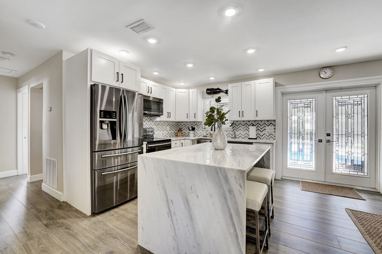 冷蔵庫、電子レンジ、オーブン、コンロ