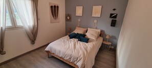 4 bedrooms, desk, iron/ironing board, travel cot