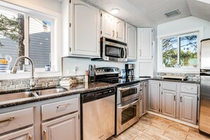 冷蔵庫、電子レンジ、オーブン、コンロ