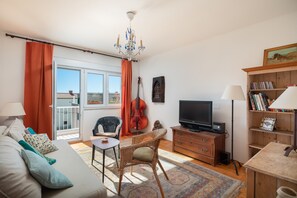 Apartment, Multiple Beds | Living room