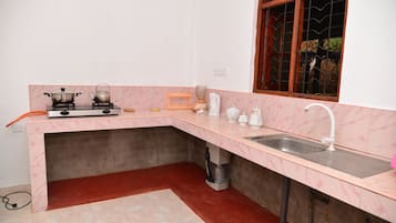 Frigorifero, bollitore elettrico, tavolo da pranzo