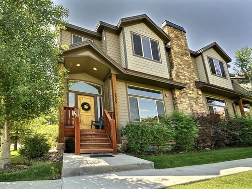 Luxury Townhome Gourmet Kitchen & New Private Hot Tub,