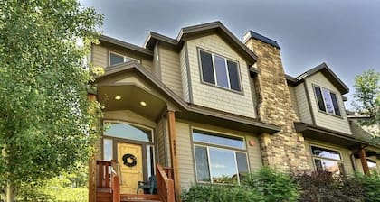 Luxury Townhome Gourmet Kitchen & New Private Hot Tub,