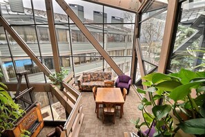 Télévision, cheminée, chaîne hi-fi