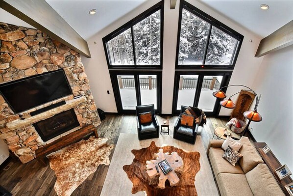 Smart TV, caminetto, videogiochi