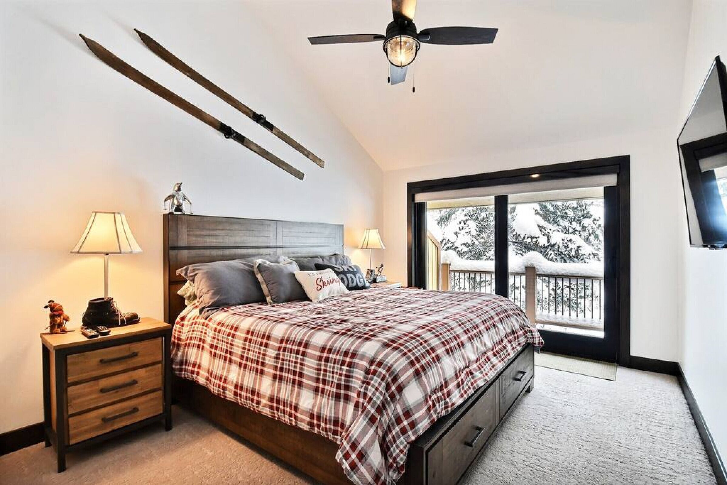 4 bedrooms, desk, iron/ironing board, travel cot