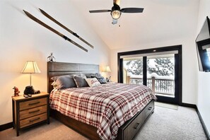 4 habitaciones, escritorio y tabla de planchar con plancha 