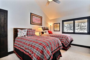 4 bedrooms, desk, iron/ironing board, travel cot - Little Belle Luxury ~ Walk to Lifts & Stein Eriksen (Park City)