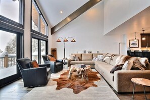 Smart TV, caminetto, videogiochi