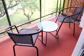 Habitación triple Deluxe | Vista del balcón